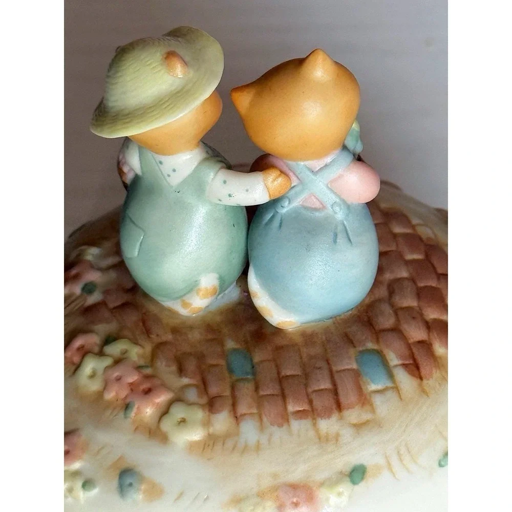 Vintage Hallmark 1980's Crowning Touch Cat Couple Porcelain Music Box.
